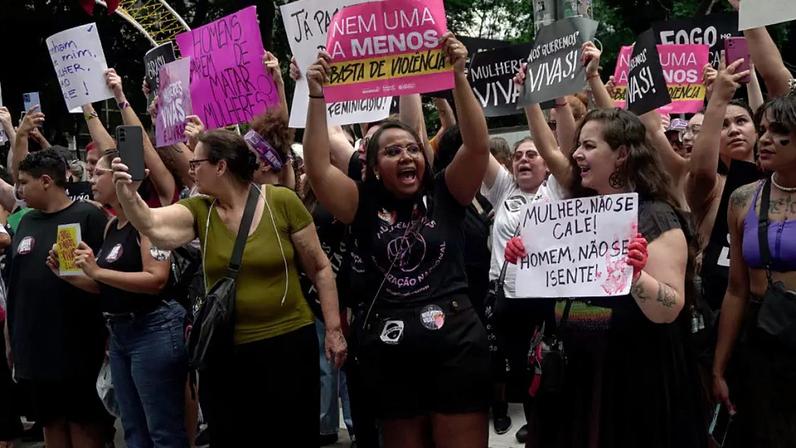 Manifestantes exibem cartazes com mensagens impactantes durante uma marcha para denunciar o aumento dos casos de feminicídio e protestar contra todas as formas de violência contra a mulher, em São Paulo, Brasil