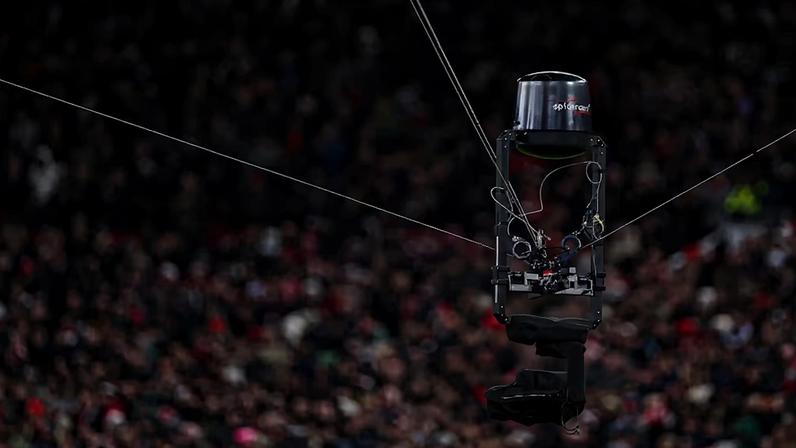 Uma “câmera-aranha” em ação em um jogo em Manchester, na Inglaterra. Fifa também fez acordos com plataformas digitais que terão acesso exclusivo aos bastidores das partidas — Foto: Robbie Jay Barratt/Getty Images