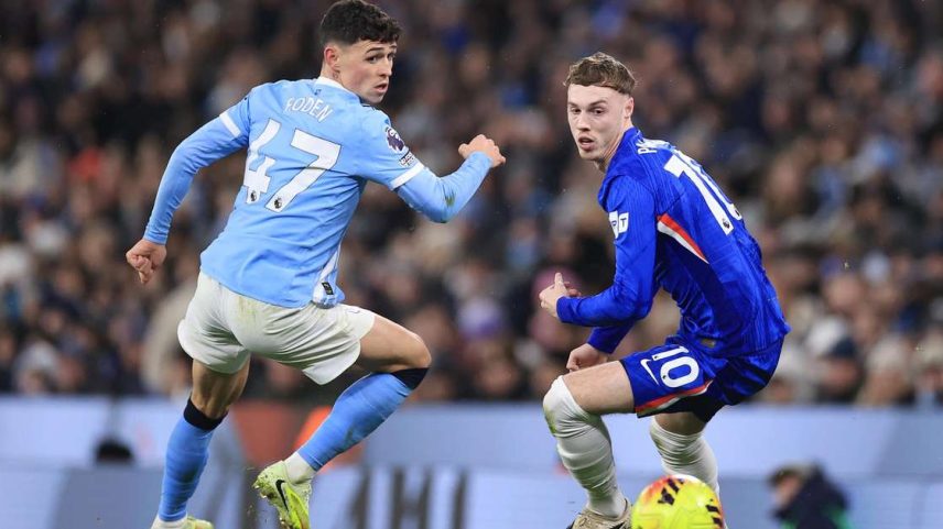 Cole Palmer e Phil Foden atuando por seus clubes.