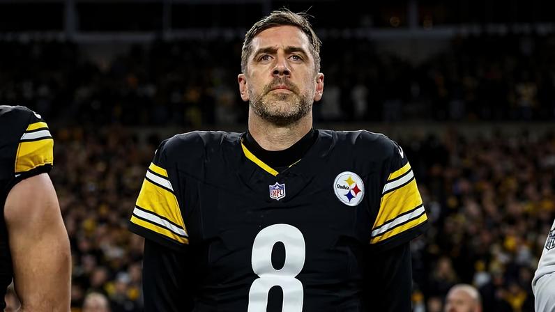 Aaron Rodgers com a camisa do Pittsburgh Steelers — Foto: Lauren Leigh Bacho/Getty Images