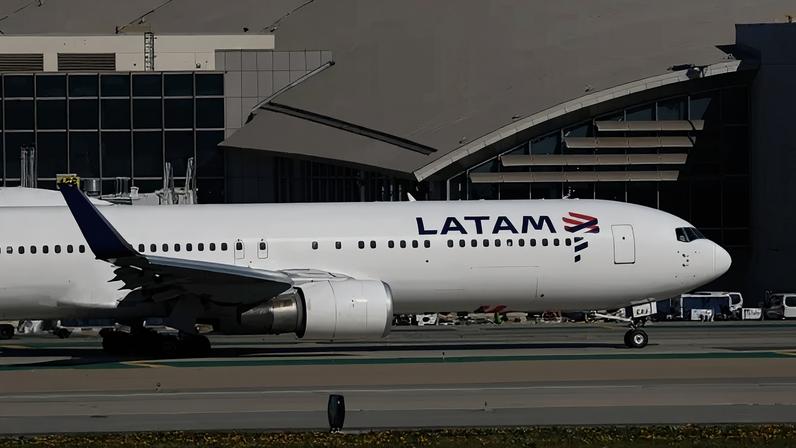 Avião da Latam no Aeroporto Internacional de Los Angeles.