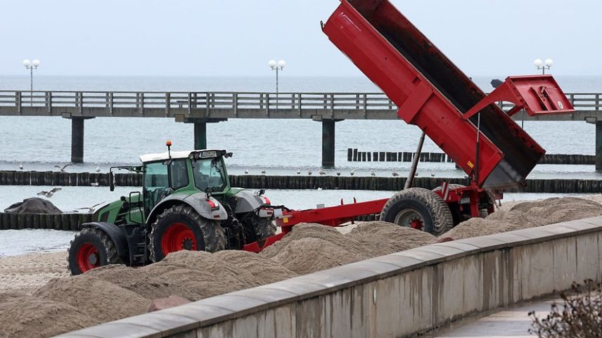 Escavadeira trabalha na areia de praia do Mar Báltico — Foto: Getty Images