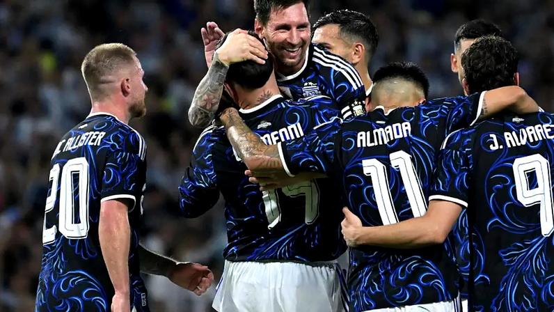 Lionel Messi celebra com time da Argentina