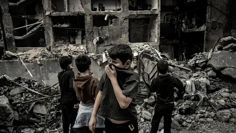 Criança em meio a destroços após ataque israelense à Beirute, capital do Líbano, em 10 de abril de 2026