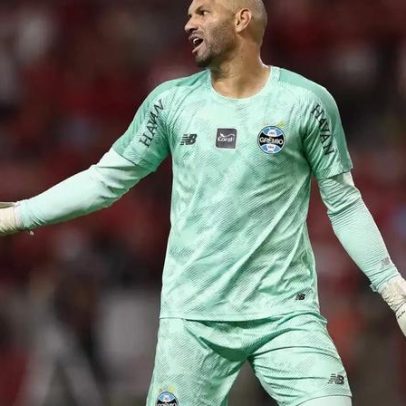 Grêmio recorre a goleiro de 17 anos após expulsão de reserva contra o Corinthians