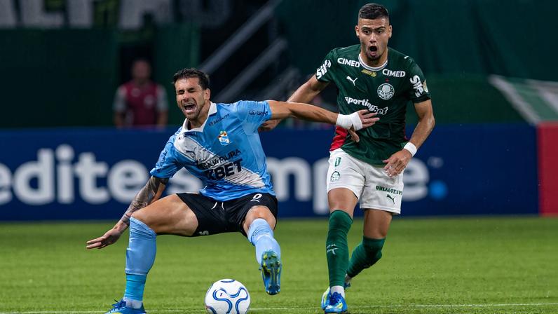Felipe Vizeu em ação pelo Sporting Cristal contra o Palmeiras — Foto: Riquelve Nata/Sports Press Photo/Getty Images