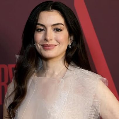 Anne Hathaway revela década com visão comprometida e cirurgia aos 40