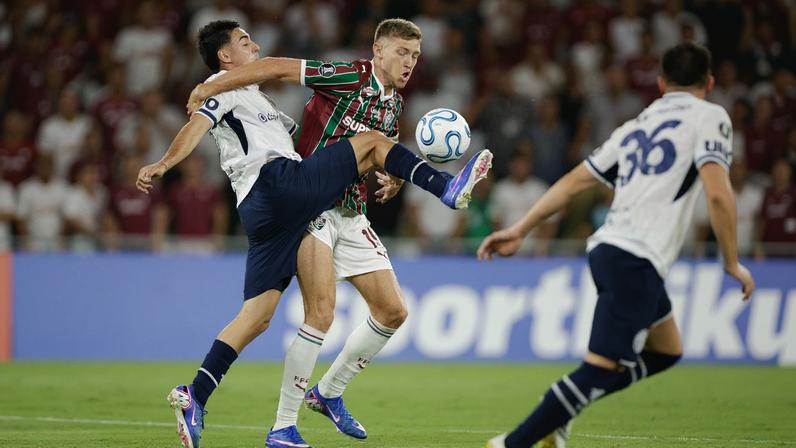Bottari disputa a bola com Castillo durante partida entre Independiente Rivadavia e Fluminense — Foto: Ruano Carneiro/Getty Images