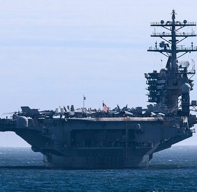 Porta-aviões nuclear dos EUA faz manobras com a Marinha do Brasil