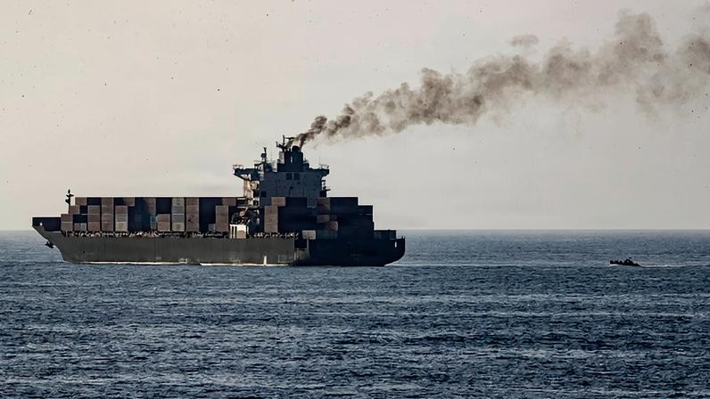 Forças americanas patrulham o Mar Arábico perto do navio M/V Touska em 20 de abril de 2026.