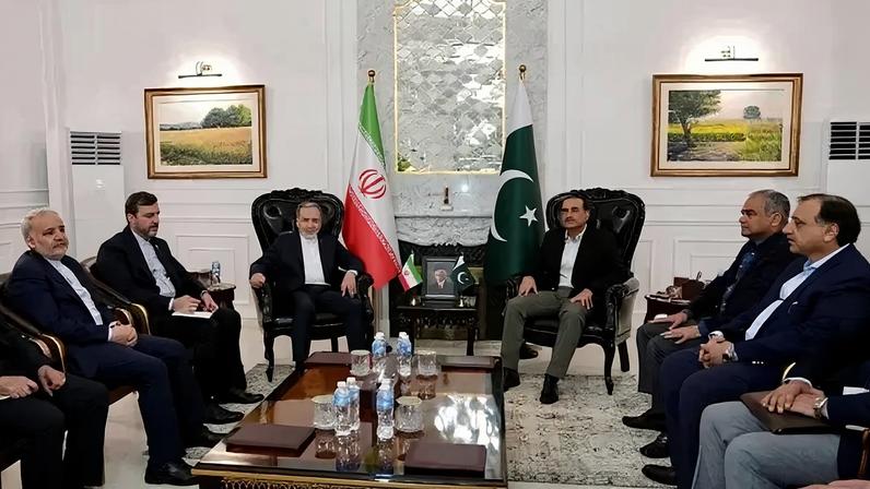 O ministro das Relações Exteriores do Irã, Abbas Araghchi, se reúne com o chefe do Estado-Maior das Forças Armadas do Paquistão, Asim Munir (direita), em meio aos esforços para retomar as negociações de paz em Islamabad, capital do Paquistão, em 25 de abril de 2026.