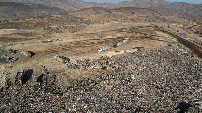 Vista aérea das máquinas em funcionamento no aterro sanitário de Los Colorados, a cerca de 60 quilômetros ao norte de Santiago, Chile.