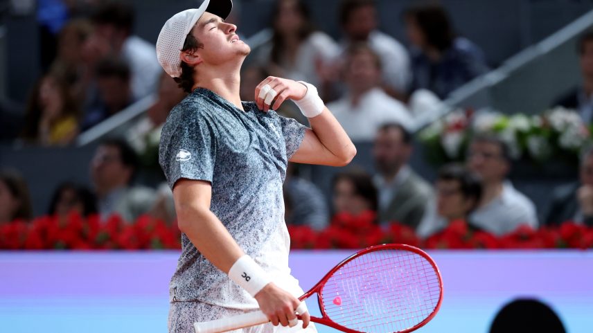 João Fonseca na partida contra Rafael Jodar, em Madri — Foto: Clive Brunskill/Getty Images