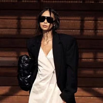 Cinco looks para atualizar o slip dress no inverno