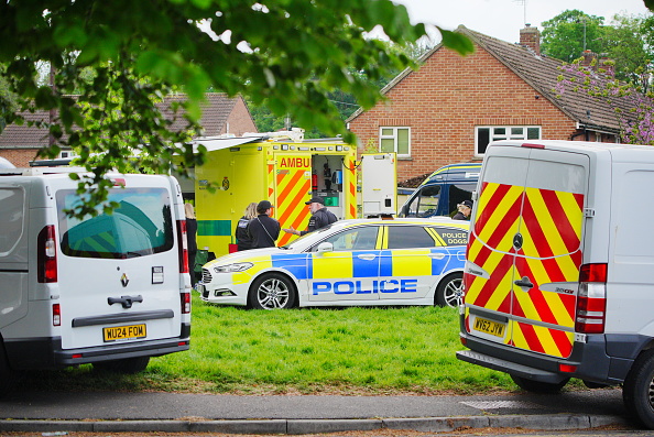 Equipes de emergência no local onde duas pessoas morreram após uma explosão em uma casa em Bristol, na Inglaterra, em 3 de maio de 2026.