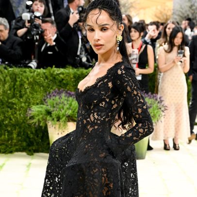 Zoë Kravitz esconde a mão no Met Gala e acende rumores de noivado com Styles