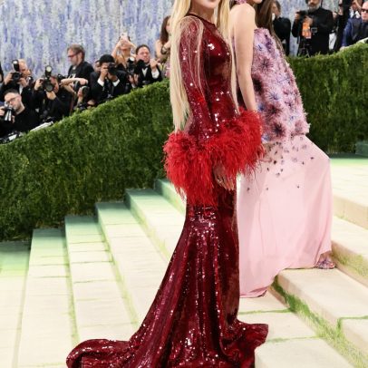 Nicole Kidman, anfitriã da noite, cruza o tapete vermelho do Met Gala 2026