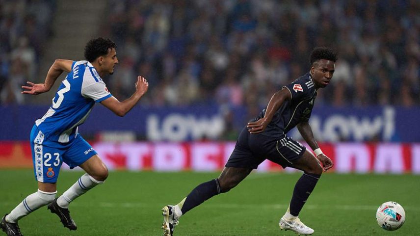 O lateral Omar El Hilali, do Espanyol, e Vinícius Júnior