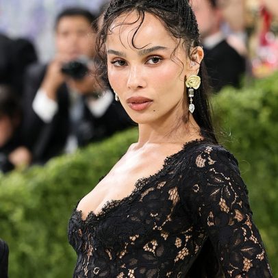 Zoë Kravitz aposta em preto dramático no Met Gala 2026