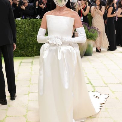 Katy Perry chega disfarçada ao Met Gala 2026 em surpresa misteriosa