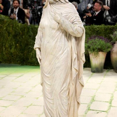 Heidi Klum se transforma em estátua viva no Met Gala 2026