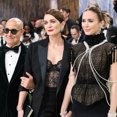 Cunhados Emily Blunt e Stanley Tucci marcam presença no Met Gala 2026
