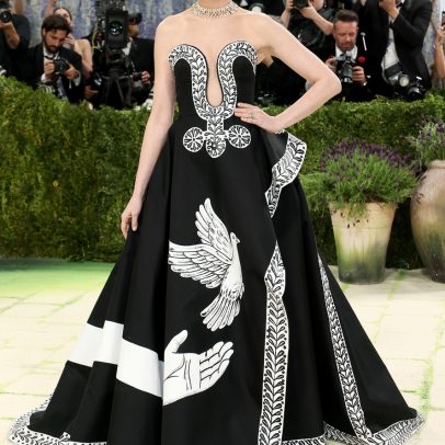 Anne Hathaway destaca decote escultural no Met Gala