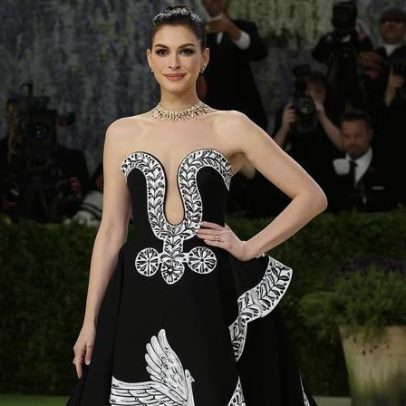 Anne Hathaway desfila no Met Gala 2026 com vestido pintado à mão