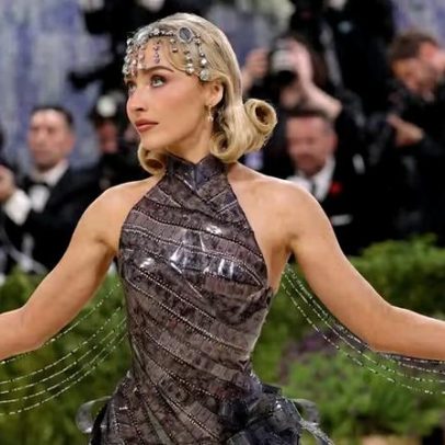 Met Gala 2026: Sabrina Carpenter homenageia Audrey Hepburn com look de rolos