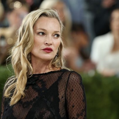 Kate Moss retorna ao Met Gala 2026 após três anos com look transparente