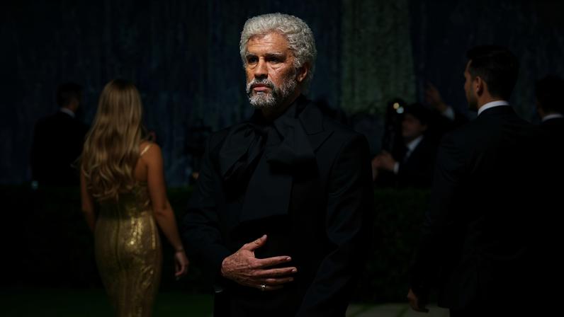 Bad Bunny surge irreconhecível no Met Gala — Foto: Getty Images