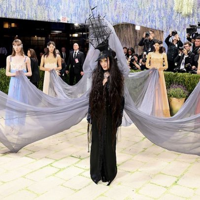 Madonna desfila no Met Gala 2026 com look gótico de Saint Laurent e véu