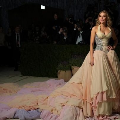 Blake Lively desfila no Met Gala 2026 com vestido quilométrico