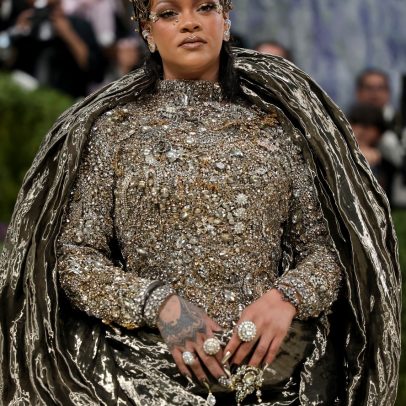 Rihanna no Met Gala 2026 com cachos metálicos e pedrarias