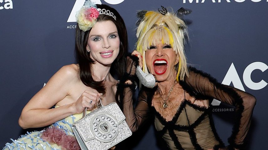 Julia Fox e a designer Betsey Johnson nos ACE Awards — Foto: Getty