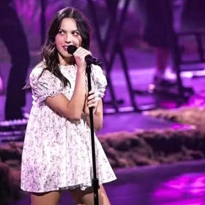 Olivia Rodrigo reage a comentários sobre uso de vestido babydoll em show
