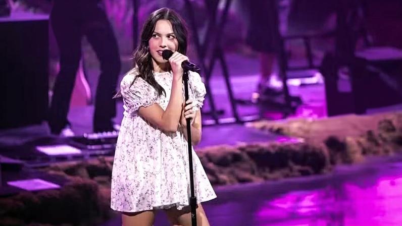 Cantora recebeu críticas por usar vestido estilo babydoll em apresentação musical