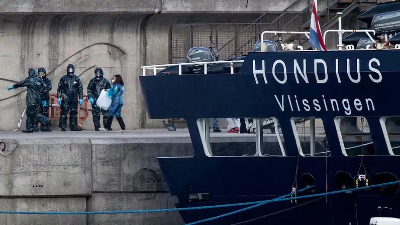Equipes médicas e membros da Guarda Civil, trajando roupas de proteção, orientam um dos últimos passageiros a ser evacuado do MV Hondius, após o navio ter atracar emenerife, Ilhas Canárias, Espanha, em 11 de maio de 2026, em meio à investigação de um surto de hantavírus.