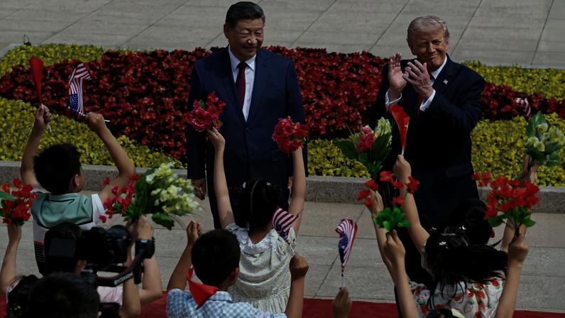 presidente dos EUA, Donald Trump, e o presidente chinês, Xi Jinping, participam de uma cerimônia de boas-vindas no Grande Salão do Povo
