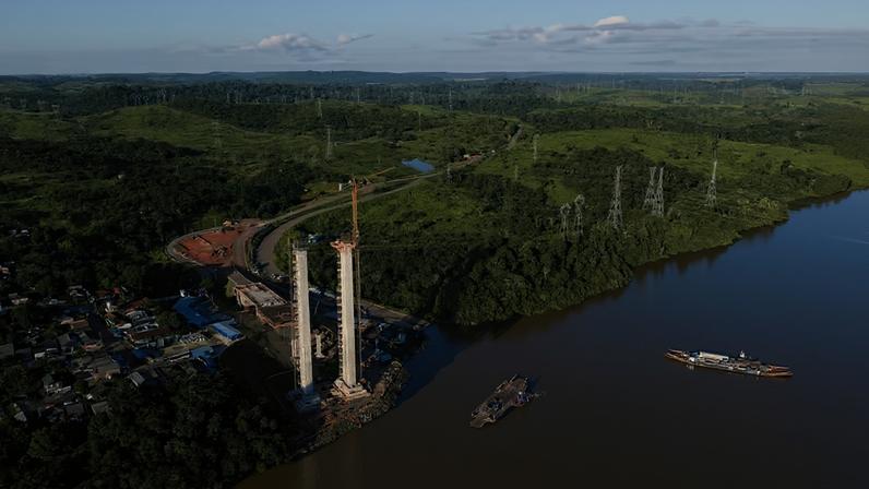 Obras de infraestrutura sobre o rio Xingu, na Amazônia. Projetos logísticos e minerários na região têm ampliado debates sobre impactos ambientais, consulta indígena e pressão sobre territórios amazônicos.