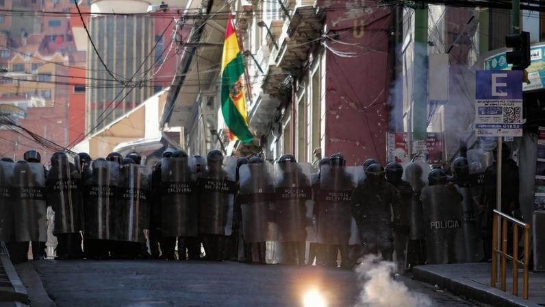 Confrontos entre a polícia e manifestantes na Bolívia