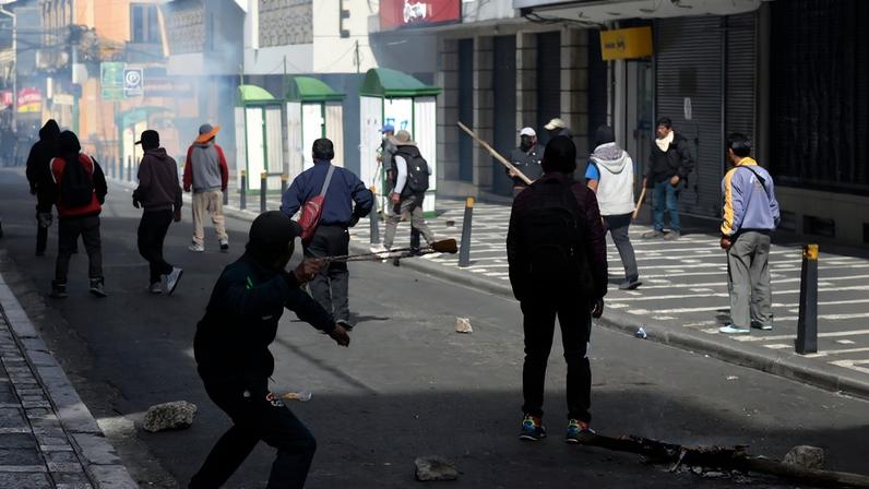 Confrontos entre a polícia e manifestantes na Bolívia