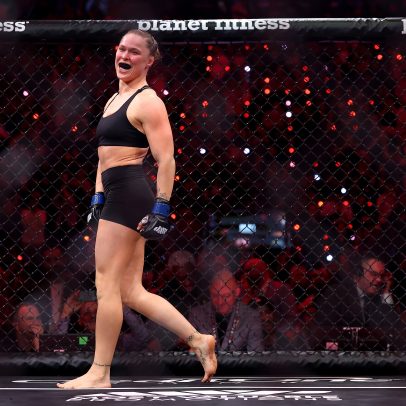 Ronda Rousey vence Carano por finalização; terceira vitória mais rápida