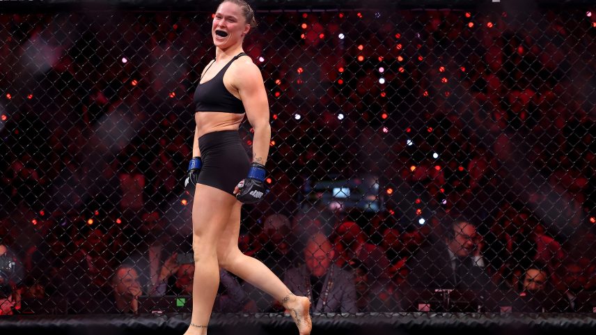 Ronda Rousey comemora após vencer Gina Carano em 17s — Foto: Sarah Stier/Getty