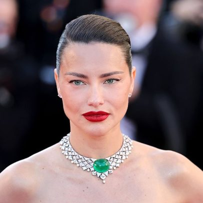 Adriana Lima usa vestido sem alças em Cannes