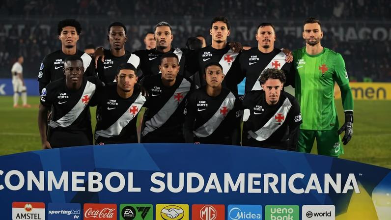 Jogadores do Vasco contra o Olimpia — Foto: Christian Alvarenga/Getty Images