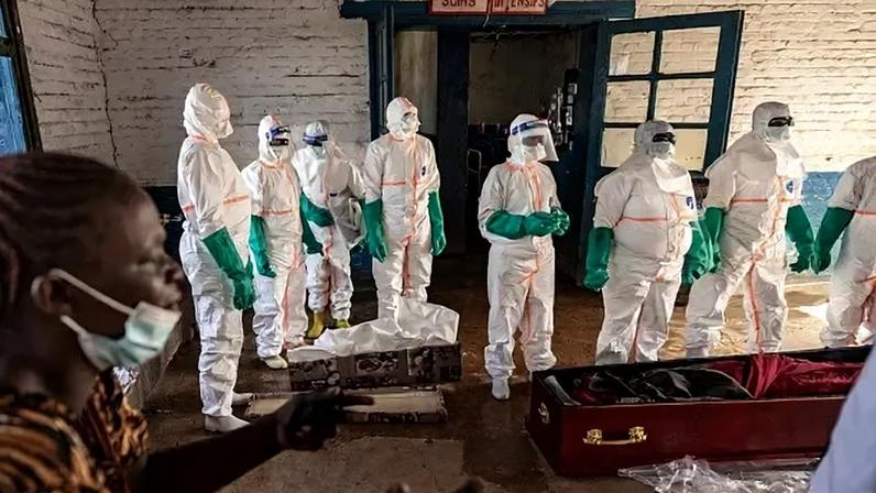 Trabalhadores se preparam para retirar o corpo de paciente que se acredita ter morrido de Ebola no Hospital Geral de Mongbwalu, na República Democrática do Congo, em 20 de maio de 2026