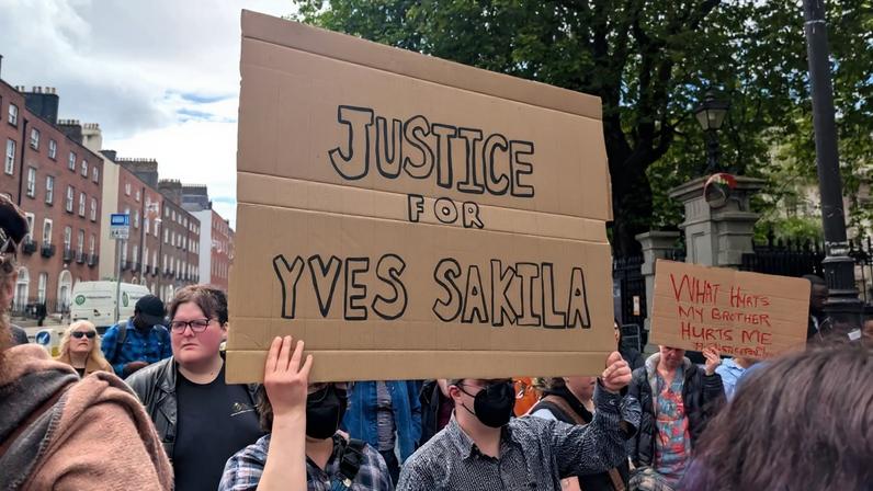 Pessoas protestam em Dublin com cartazes contra morte de imigrante