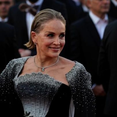 Sharon Stone faz rara aparição no tapete vermelho de Cannes