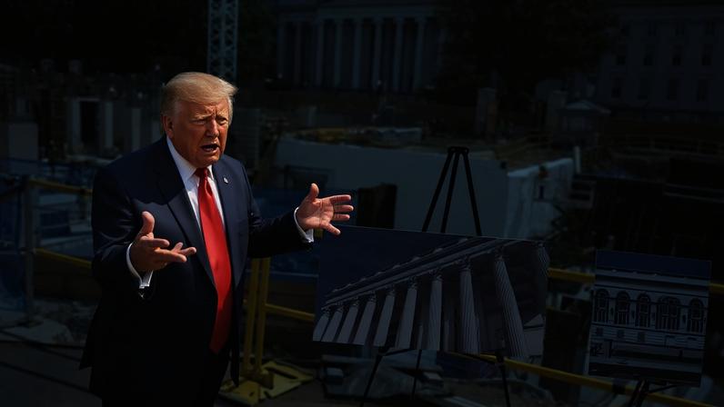 O presidente dos EUA, Donald Trump, fala com a imprensa ao lado de cartazes de seu projeto para o salão de baile da Casa Branca, em meio às obras, em 19 de maio de 2026